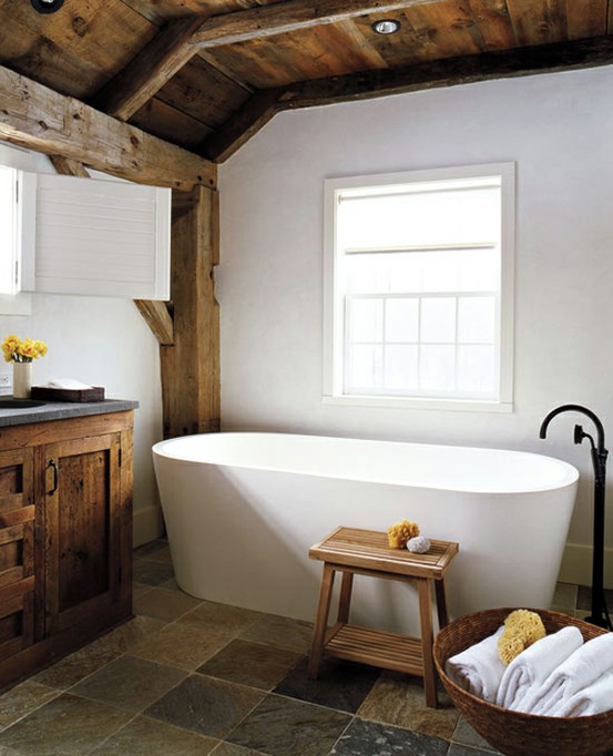 łazienka rustykalna z nowoczesną wanną i drewnianymi dodatkami i elementami aranżacji wnętrz