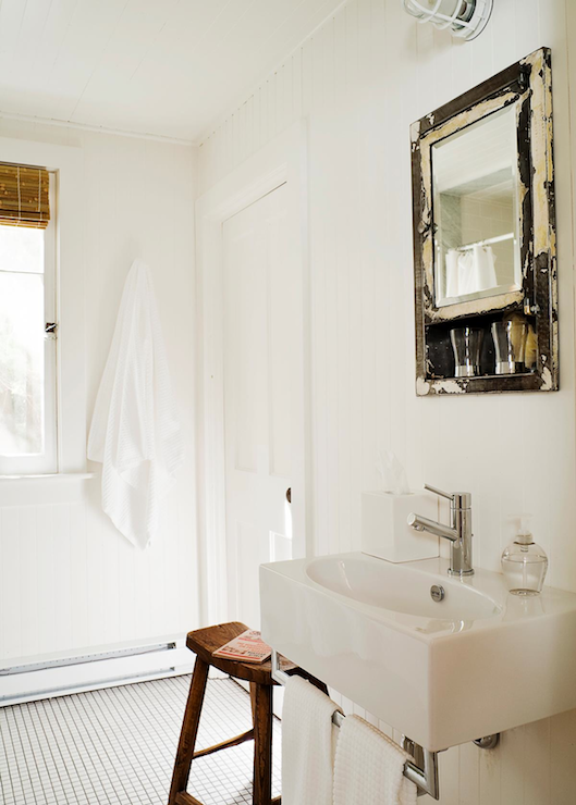 łazienka rustykalna w bieli z lustrem w przecieranym drewnie z nowoczesną umywalką