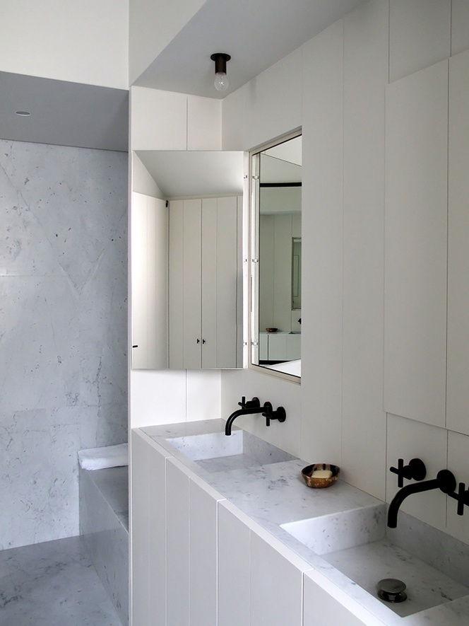 meble łazienkowe w pełnej zabudowie w białych panelach pod umywalkami, z lustrem, które można zamknąć
