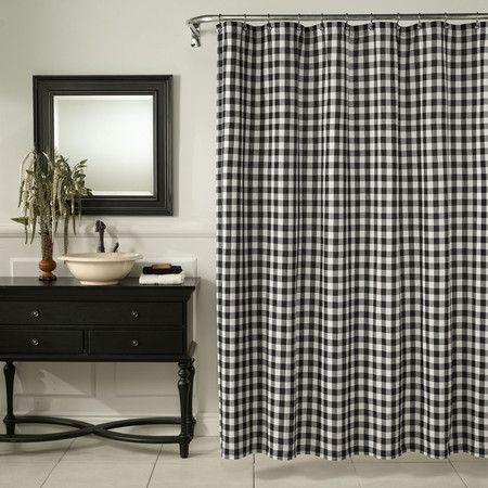 zasłona prysznicowa w czarno-białą kratę w eleganckiej łazience