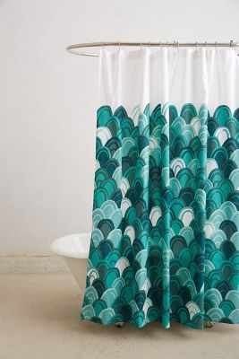 zasłona prysznicowa w turkusowe łuski w śródziemnomorskim stylu