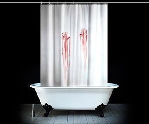 biała zasłona prysznicowa w motywel ociśniętych zakrwawionych dłoni jak z horroru