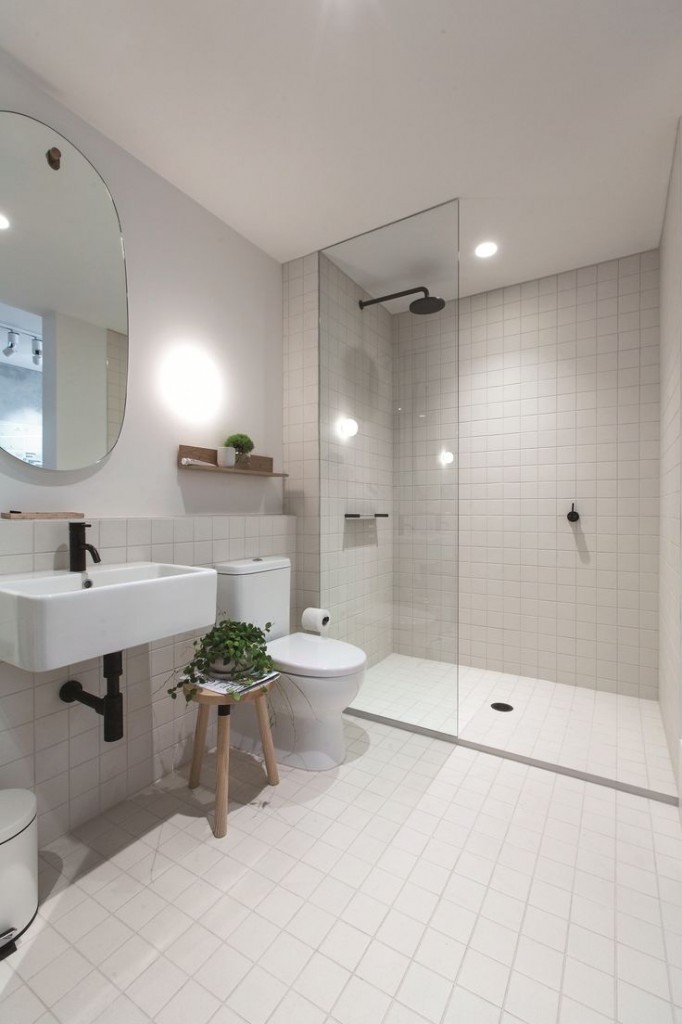 biała łazienka plus czarne baterie i drewniane dodatki, czyli łazienka w stylu skandynawskim