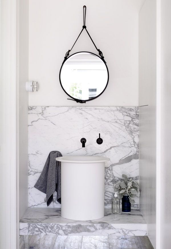 marmur, umywalka w kształcie wiadra i czarne dodatki czyli łazienka w stylu skandynaskim