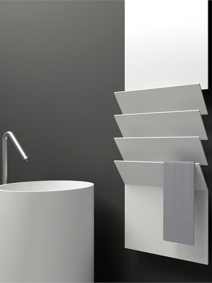 Nowoczesne grzejniki łazienkowe - przykład aluminiowy grzejnik do suszenia ręczników Flaps firmy Antrax It, projekt Victor Vasilev