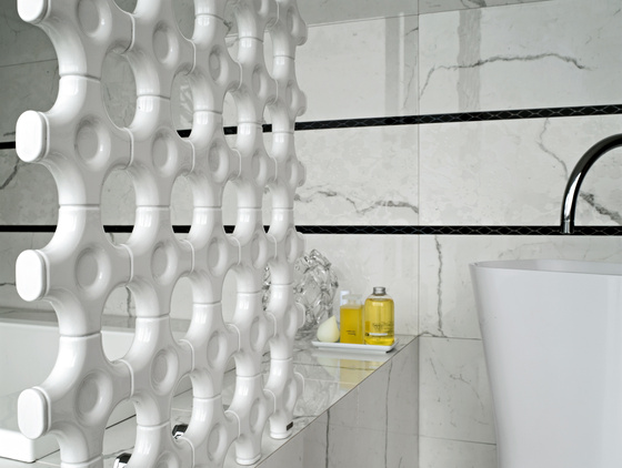 Designerskie grzejniki łazienkowe firmy Tubes w formie siatki, stosowany jako przegrody