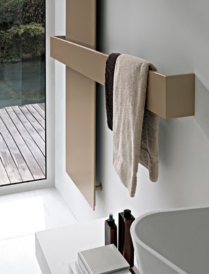 nowoczesne w beżowym kolorze grzejniki łazienkowe działające jako chwyt na ręczniki