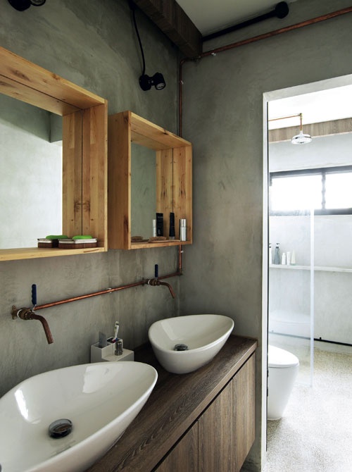 industrialna instalacja w łazience na umywalkami w połączeniu z nowoczesną ceramiką sanitarną (umywalki i miska wc)