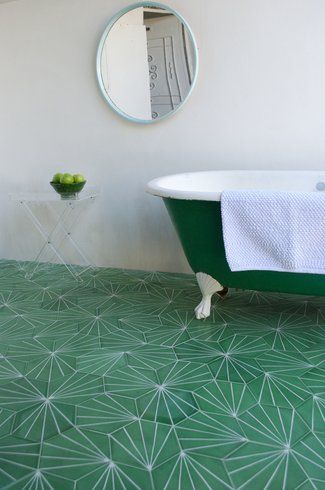 Łazienka w biało-zielonej aranżacji, biało-zielone płytki cementowe i zielono biała wanna 