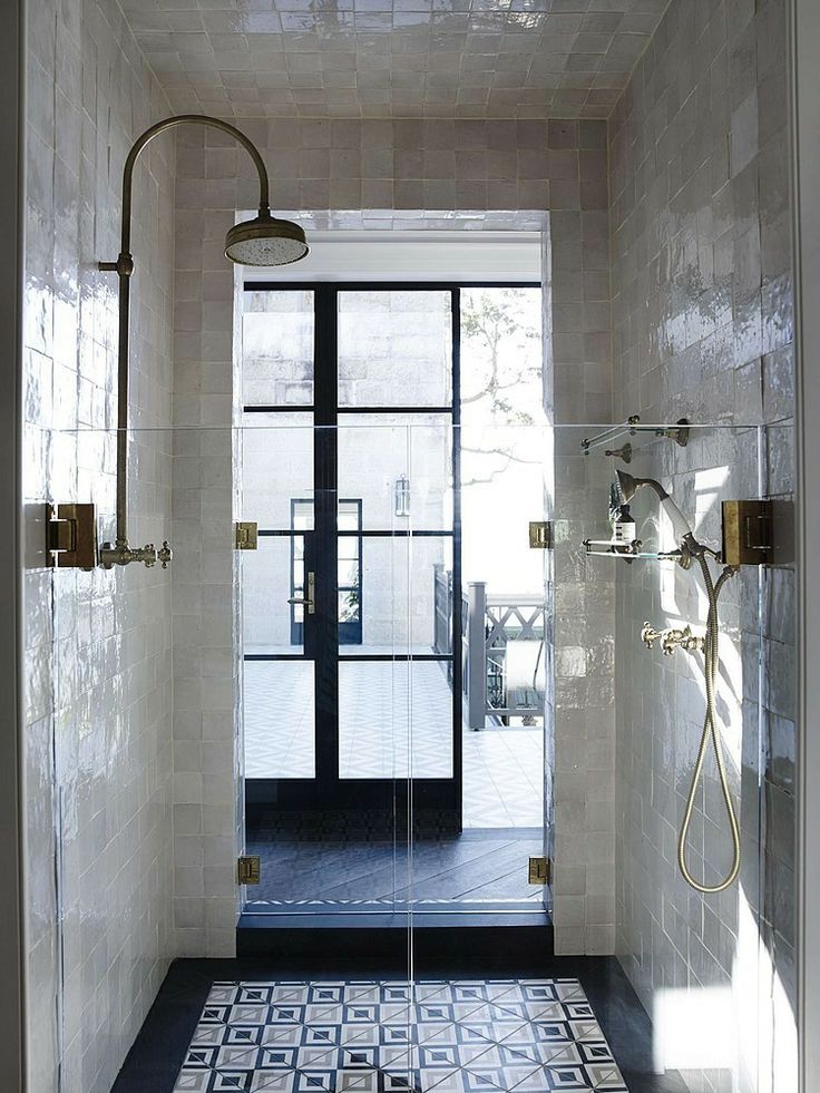 stylizowana łazienka w geometryczne płytki cementowe