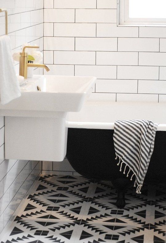 biało-czarna łazienka i biało-czarne cementowe płytki na podłodze