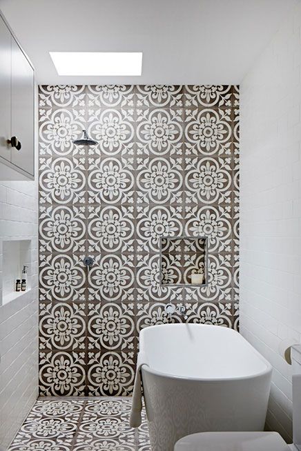 biało-szara łazienka i wzorzyste cementowe płytki na podłodze i ścianie