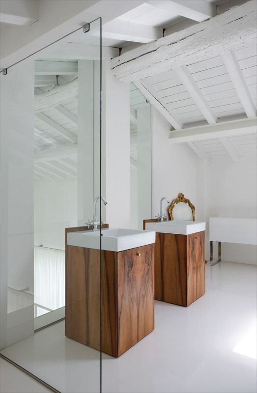 duże, pionowe lustra łazienkowe ulokowane za umywalkami powiększają przestrzeń
