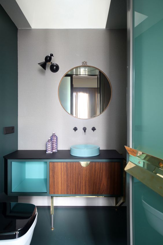 kolorowa łazienka w stylu lat 60-tych i okrągłe lustro w złotej ramie