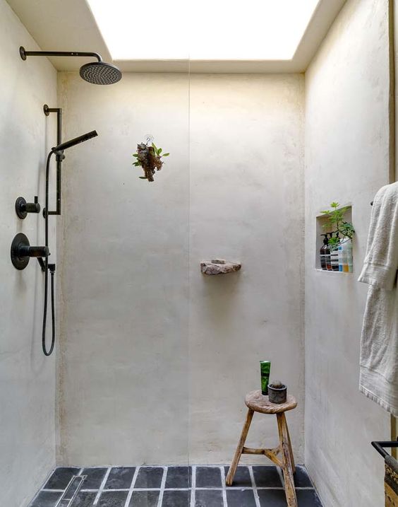 świetlik w rustykalnej łazience tuż nad prysznicem