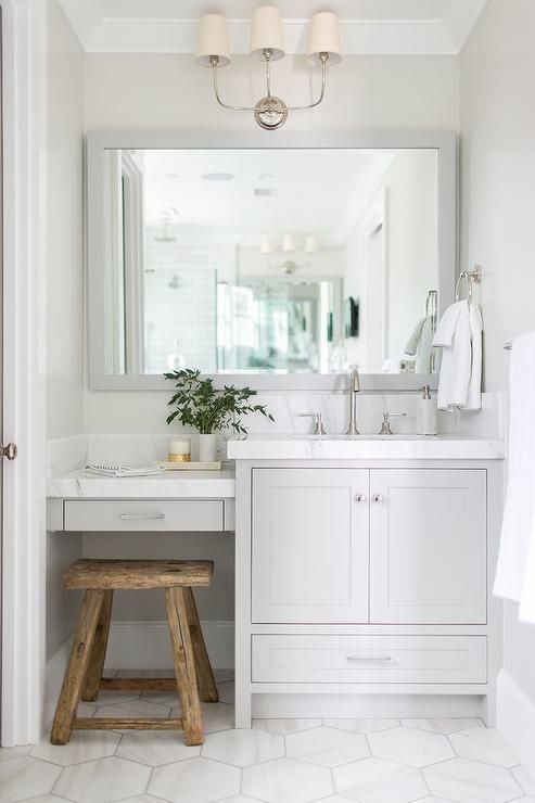 stylizowana biała łazienka